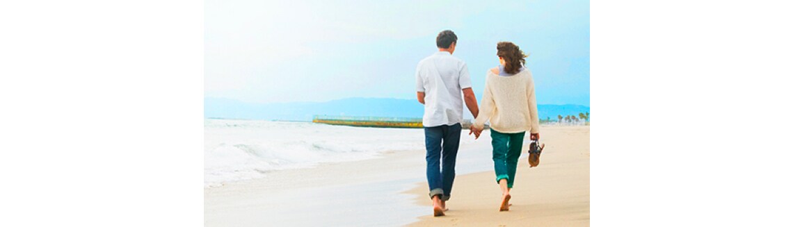 画像:海辺の夫婦