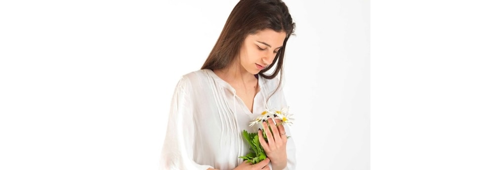 花束を持つ女性